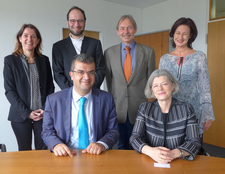 SUPCOM-Präsident Prof. Mounir Frikha und Präsidentin Prof. Dr. Carola Jungwirth unterzeichneten das Doppelabschlussabkommen im Beisein von Barbara Zacharias (Abteilung Internationales und Studierendenservice, hinten v. l.), Prof. Dr. Harald Kosch, Prof. Dr. Joachim Posegga und Vizepräsidentin Prof. Dr. Ursula Reutner. Foto: Universität Passau