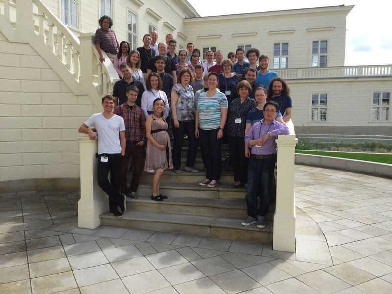 Bildhinweis: Die Teilnehmerinnen und Teilnehmer des MOIMA-Symposiums, das von Prof. Dr. Brigitte Forster-Heinlein (Universität Passau, 4. v. r.) mitorganisiert wurde. Foto: Universität Passau