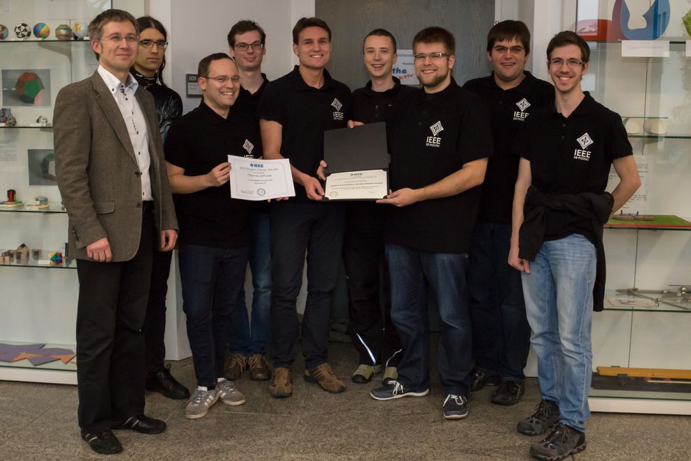 Über die Auszeichnungen freuen sich Prof. Dr. Oliver Amft (von links) sowie Alexander Böhm, Philip Huppert, Florian Heck, Thomas Stieglmaier, Stephan Lukasczyk, Florian Sattler, Peter Dahlberg und Thomas Ziegler von IEEE Student Branch Passau.