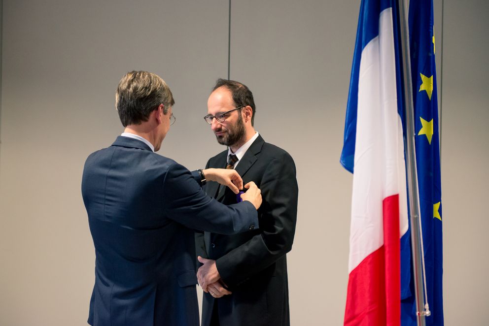 Consul General Jean-Claude Brunet bestows the medal on Professor Harald Kosch