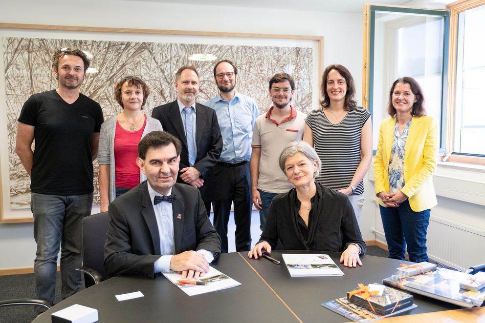 Präsidentin Prof. Dr. Carola Jungwirth und der Rektor der ENSIIE Laurent Prével unterzeichneten den Vertrag zum gemeinsamen Doppelmasterprogramm im Beisein von Vizepräsident Prof. Dr. Harry Haupt, Prof. Mathilde Mougeot, Vizepräsident Olivier Mentz, Vizepräsident Prof. Dr. Harald Kosch, Pilotstudent Alban Thaumur, Vizepräsidentin Prof. Dr. Daniela Wawra und Barbara Zacharias von der Abteilung Internationales und Studierendenservice.