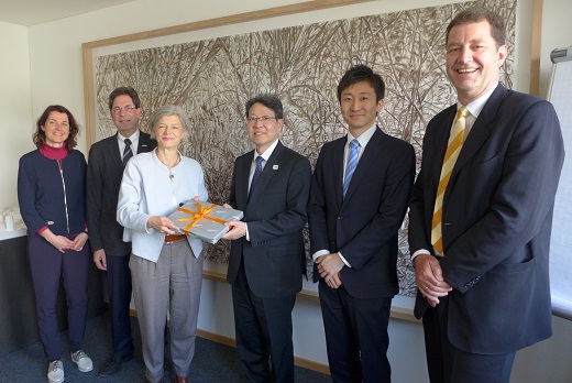 Gruppenfoto mit Präsidentin Prof. Dr. Carola Jungwirth, Generalkonsul Tetsuya Kimura, Vizekonsul Takafumi Iida, Vizepräsident Prof. Dr. Jörg Fedtke, Dekan Prof. Christian Lengauer und Barbara Zacharias.