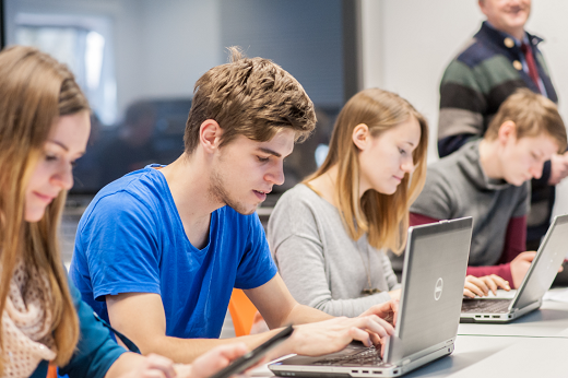 Symbolbild von Studierenden, die an Laptops arbeiten.
